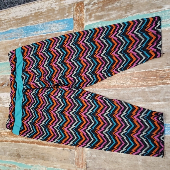Kandy Karma Multicolor Chevron Stripe Crop Leggings - Picture 4 of 7
